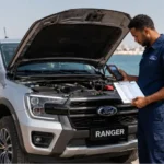 Checklist achat Ford d'occasion : technicien Ford Djibouti inspectant un Ford Ranger avec diagnostic professionnel