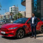 Véhicules électriques Ford à Djibouti — Ford Mustang Mach-E au Lac Assal avec professionnel djiboutien et borne de recharge