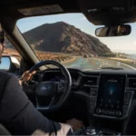 système Ford Co-Pilot360 actif dans un SUV Ford sur route volcanique à Djibouti