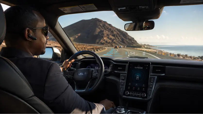 système Ford Co-Pilot360 actif dans un SUV Ford sur route volcanique à Djibouti