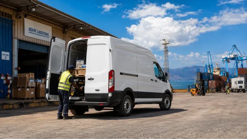 Ford Transit utilitaire à Djibouti — fourgon professionnel Ford en zone portuaire avec vue sur le Golfe de Tadjourah