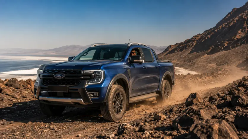 Quel modèle Ford choisir pour le climat de Djibouti — Ford Ranger sur piste volcanique près du Lac Assal
