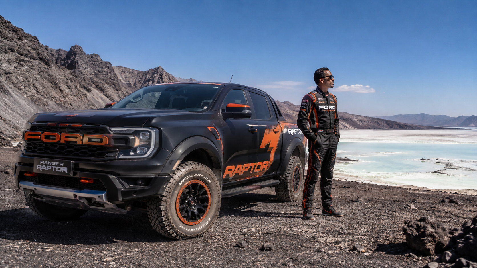Ford Ranger Raptor garé au bord du Lac Assal à Djibouti, paysage volcanique et conducteur djiboutien