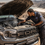 Surchauffe moteur Ford : technicien inspectant le circuit de refroidissement sous la chaleur extrême de Djibouti