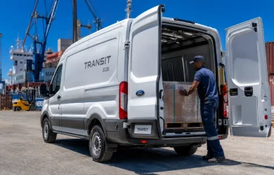 Ford Transit utilitaire Djibouti 2026 — fourgon professionnel en chargement au port de Djibouti