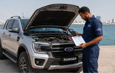Checklist achat Ford d'occasion : technicien Ford Djibouti inspectant un Ford Ranger avec diagnostic professionnel
