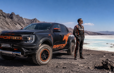 Ford Ranger Raptor garé au bord du Lac Assal à Djibouti, paysage volcanique et conducteur djiboutien