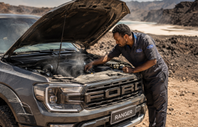 Surchauffe moteur Ford : technicien inspectant le circuit de refroidissement sous la chaleur extrême de Djibouti