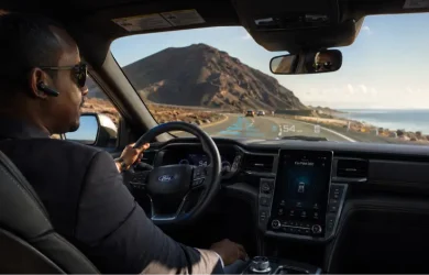 système Ford Co-Pilot360 actif dans un SUV Ford sur route volcanique à Djibouti